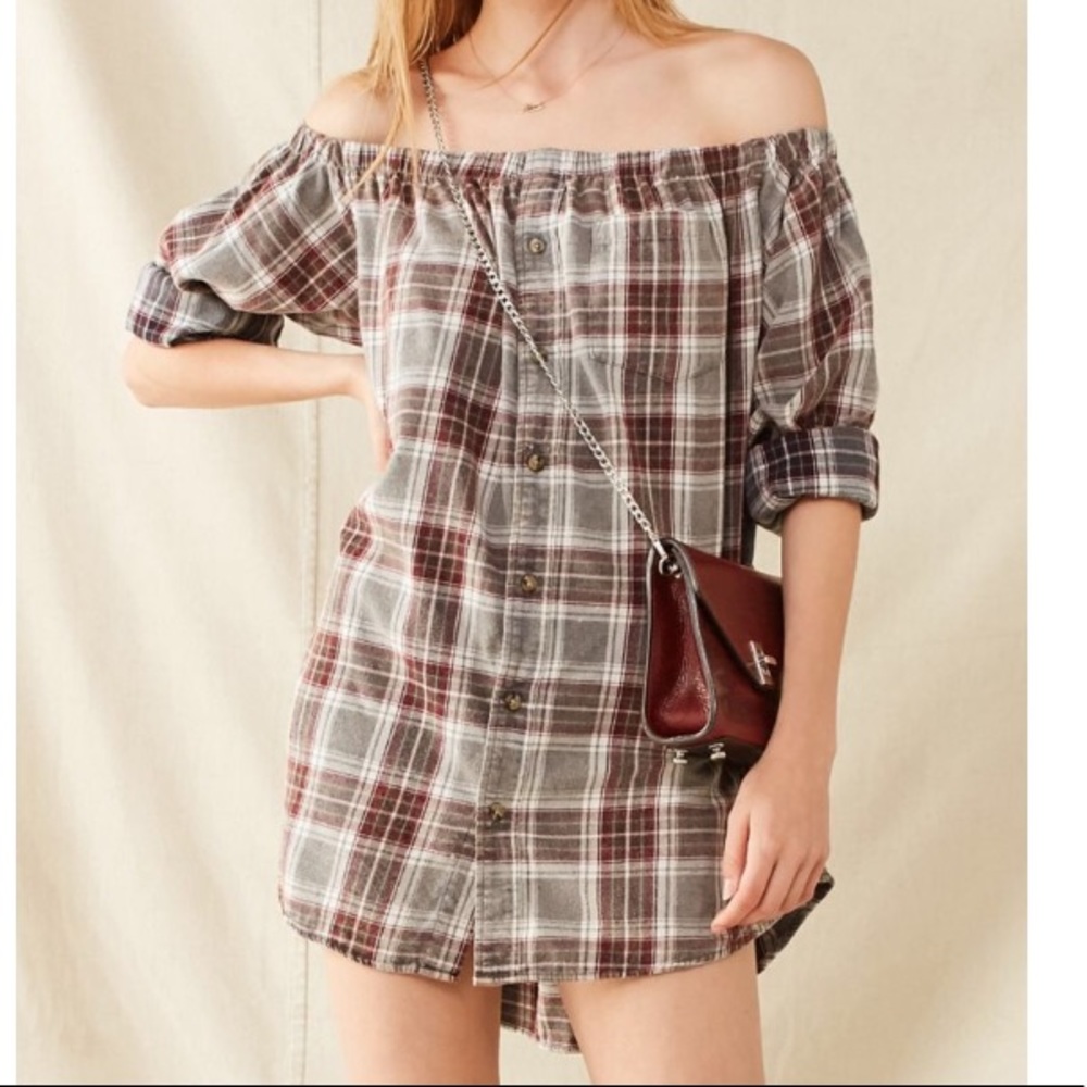 URBAN RENEWAL OFF THE SHOULDERS TOP